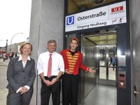 Ulrike Riedel, Hochbahn-Vorstand, Dr. Torsten Sevecke, Bezirksamtsleiter Eimsbüttel, Liftboy
