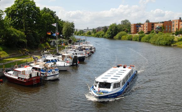 Die Bergedorfer Schifffahrtslinie schippert kreuz und quer auf Hamburgs Wasserstraßen Die Bergedorfer Schifffahrtslinie schippert kreuz und quer auf Hamburgs Wasserstraßen