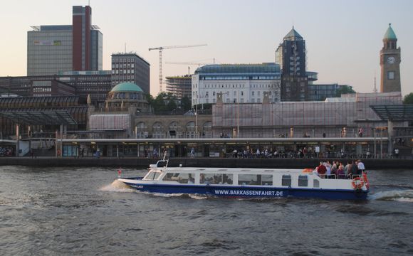 Die Hamburger lieben ihre Stadt von der Wasserseite aus Die Hamburger lieben ihre Stadt von der Wasserseite aus