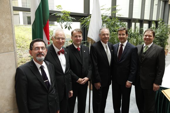 Prof. Dr. Agoston Szél, Rektor der Semmelweis Universität, Dr. Jörg Weidenhammer, Geschäftsführer der Asklepios Medical School GmbH, Prof. Dr. Dirk Müller-Wieland, Dekan des Asklepios Campus Hamburg, Prof. Dr. Tivadar Tulassay, ehemaliger Rektor der Semmelweis Universität, Dr. Christoph Mahnke, Geschäftsführer der Asklepios Kliniken Hamburg GmbH, Peter Oberreuter, Geschäftsführer Asklepios Kliniken Hamburg GmbH