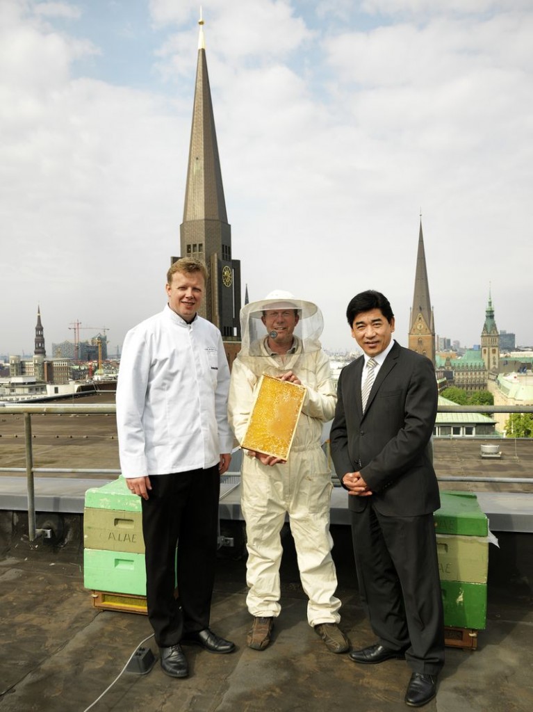 Küchendirektor Andreas Bärenklau, Imker Michael Bauer und Hoteldirektor Tashi Takang