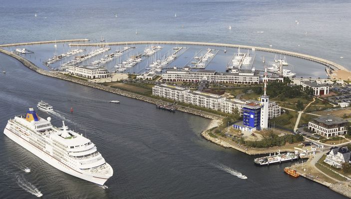 MS Europa macht gegenüber der der Yachthafenresidenz Hohe Düne in Warnemünde fest