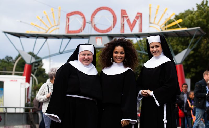 Besucher vom Musical Sister Act auf dem Hamburger Dom