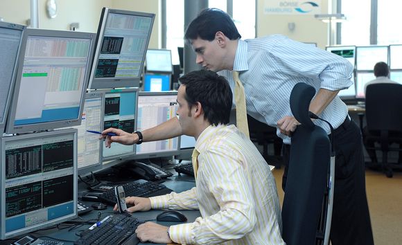 Börse Hamburg: Makler bei der Arbeit Börse Hamburg: Makler bei der Arbeit