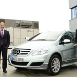 Bernd Zierold (Leiter der Mercedes-Benz Niederlassung Hamburg), Olaf Scholz (Erster Bürgermeister der Freien und Hansestadt Hamburg) und Andreas Exler (Geschäftsführer N2telligence) vor der stationären Brennstoffzelle der Mercedes-Benz Niederlassung Hamburg zusammen mit einer lokal-emissionsfreien B-Klasse F-Cell mit Brennstoffzelle