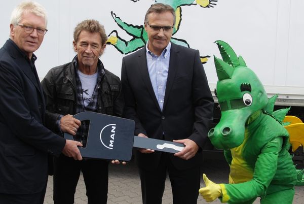 Peter Maffay bei der symbolischen Schlüsselübergabe