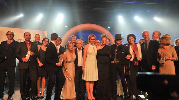 Finales Gruppenfoto auf der Bühne beim Deutschen Radiopreis 2012 