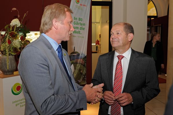 Heiner Baumgarten, Geschäftsführer der igs 2013 und Olaf Scholz, Hamburgs Erster Bürgermeister.