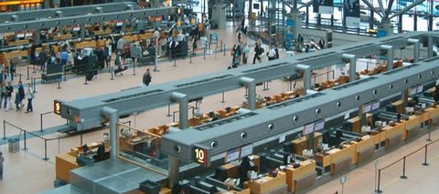 Hamburg Airport, Terminal 2, Abflugebene: In Reihe 10 ist LOT. Hamburg Airport, Terminal 2, Abflugebene: In Reihe 10 ist LOT.