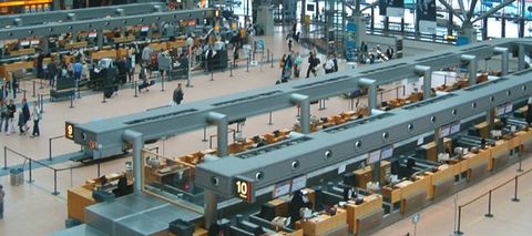 Hamburg Airport, Terminal 2, Abflugebene: In Reihe 10 ist LOT.