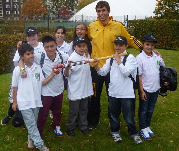 Hockey-Star Tobias Hauke mit begeisterten Mittagskindern