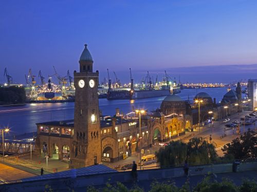 Hamburg: Landungsbrücken bei Nacht