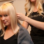 Hairdreams Trainerin Sarah Zirpins mit Haarmodel