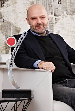 Lucky Strike Designer Award 2012 für Hussein Chalayan Lucky Strike Designer Award 2012 für Hussein Chalayan