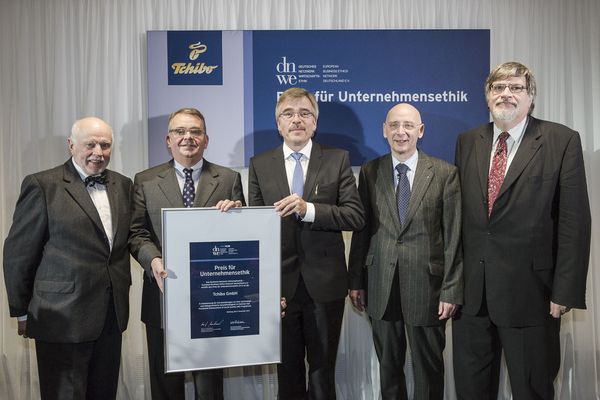 Prof. Dr. Horst Steinmann (DNWE), Dr. Markus Conrad (CEO Tchibo), Achim Lohrie (Tchibo), Prof. Dr. Josef Wieland (DNWE), Prof. Dr. Albert Löhr (DNWE) Prof. Dr. Horst Steinmann (DNWE), Dr. Markus Conrad (CEO Tchibo), Achim Lohrie (Tchibo), Prof. Dr. Josef Wieland (DNWE), Prof. Dr. Albert Löhr (DNWE)