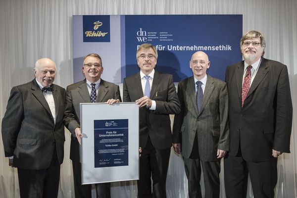 Prof. Dr. Horst Steinmann (DNWE), Dr. Markus Conrad (CEO Tchibo), Achim Lohrie (Tchibo), Prof. Dr. Josef Wieland (DNWE), Prof. Dr. Albert Löhr (DNWE)