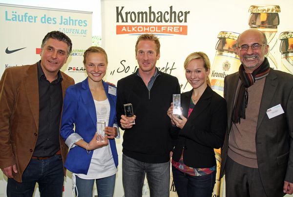 Anna Hahner (2.v.l.), Jan Fitschen (Mitte) und Ilka Groenewold (2.v.r.) mit Frank Lebert, Geschäftsführer der DLP (links) und Dr. Franz-Josef Weihrauch, Pressesprecher der Krombacher Brauerei (rechts)