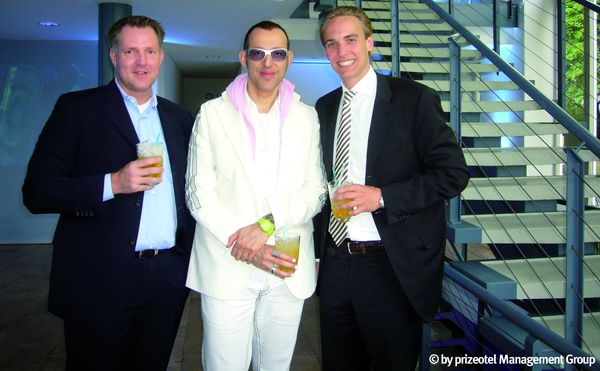 Marco Nussbaum, Co-Founder und CEO prizeotel; prizeotel-Designer Karim Rashid; Dr. Matthias Zimmermann, Co-Founder prizeotel