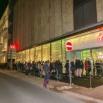 Grazia-Leserinnen warten vor dem Store auf Einlass