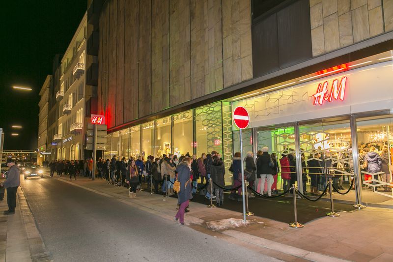 Grazia-Leserinnen warten vor dem Store auf Einlass | Grazia-Leserinnen warten vor dem Store auf Einlass