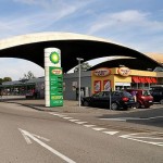 Gespräch auf der Autobahn-Raststätte