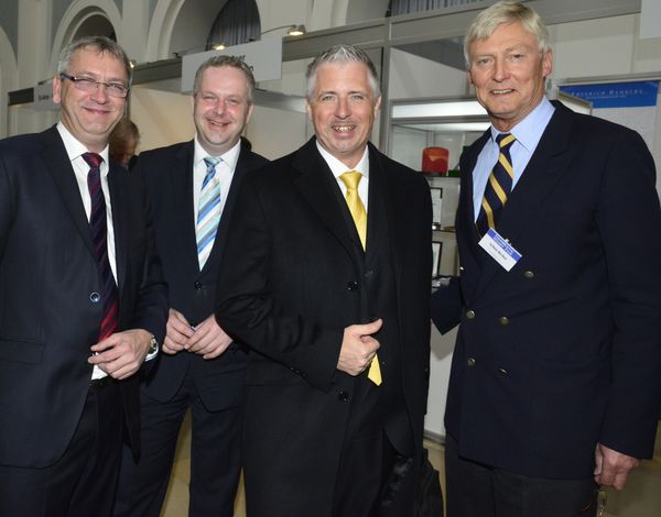 Emporium-Inhaber Achim Becker (r.) und Uwe Fraust (l.) Leitung Bullionhandel bei Emporium, zeigten sich zufrieden mit der Hanseatic Money Fair. In jedem Jahr von der Partie Moderator Frank Meyer und Star-Referent Dirk Müller alias Mr. Dax (2.v.r.).