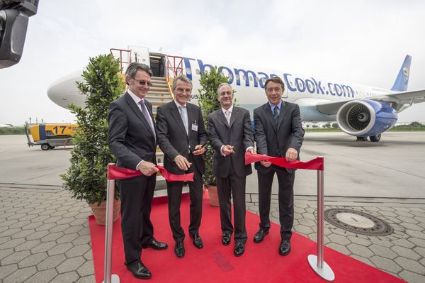 Gaël Meheust, Executive Vice President Sales & Marketing des Engine Suppliers CFMI, Ralf Teckentrup, Chairman Thomas Cook Airline Group & Chief Executive Officer Condor, Marc Baer, Executive Vice President des Lessors Air Leasing Corporation, und Christopher Buckley, Executive Vice President Europe, Asia and Pacific bei Airbus, beim Ribbon Cuttin vor dem neuen Airbus A321 in Hamburg-Finkenwerder