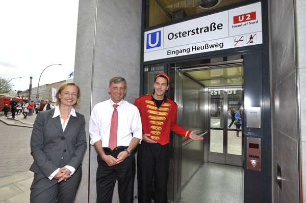 Ulrike Riedel, Hochbahn-Vorstand, Dr. Torsten Sevecke, Bezirksamtsleiter Eimsbüttel, Liftboy