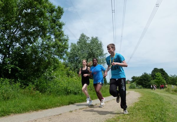 Schüler der Bergedorfer Gretel-Bergmann Schule laufen für Bären