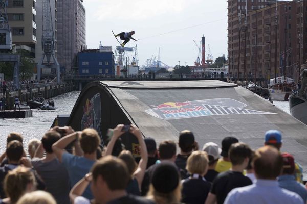 Hamburg: Wakeboarder in der Hafencity