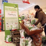 Aktion "Mithelfen. Mitspenden." in einem Rewe-Markt in Hamburg