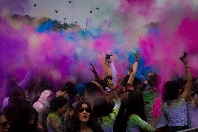 Hamburger Holi Festival of Colours begeistert vor der Imtech Arena 20.