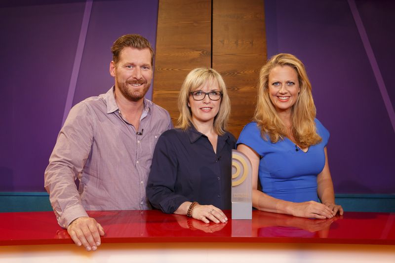 Barbara Schöneberger (rechts) und die Radiomoderatoren Andreas Kuhlage und Sina Peschke