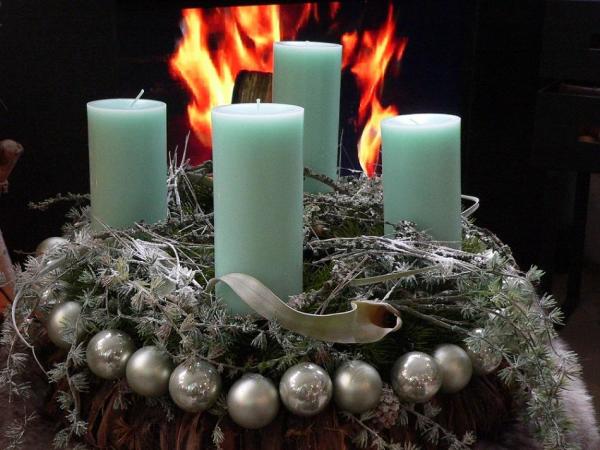 Adventskranz mit türkisfarbenen Stumpen-Kerzen in RAL-Qualität. Foto Gütegemeinschaft Kerzen