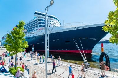 Die Queen Mary im Hamburger Hafen