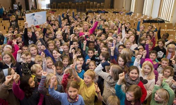 Eine Woche lang haben Hamburger Aqua-Agenten-Kinder von rund 80 Grundschulklassen bereits benutzte Einweg-PET-Flaschen gesammelt