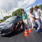 Gruppe junger Fahrer beim Fahrsicherheitstraining