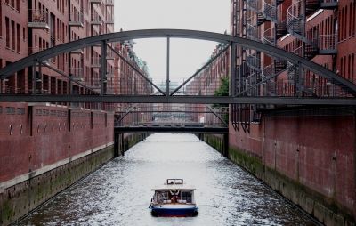 Sightseeing mal anders: Mit Boot in Hamburg durch die alte Speicherstadt