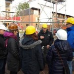 Kolja Winkler (mitte) diskutiert mit Bauexperten von der Hamburger Behörde für Stadtentwicklung