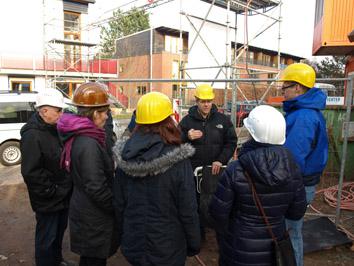 Kolja Winkler (mitte) diskutiert mit Bauexperten von der Hamburger Behörde für Stadtentwicklung