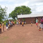 Jonas macht den Fussballtrainer an einer Grundschule in Ghana