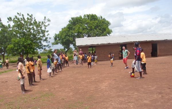 Jonas macht den Fussballtrainer an einer Grundschule in Ghana