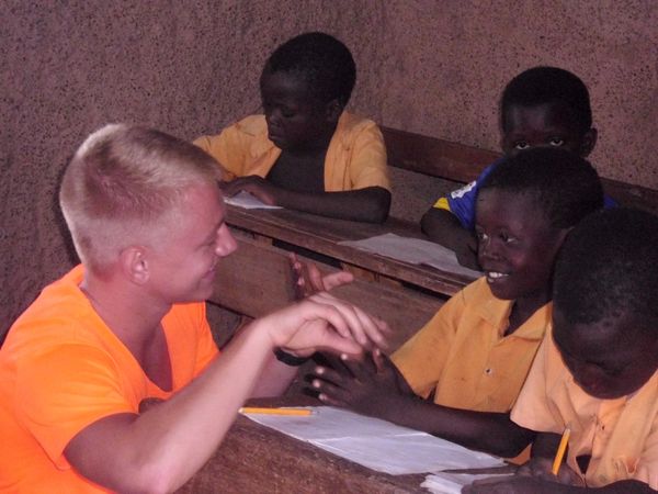 Jonas mit Schülern beim Unterricht