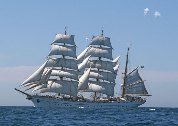 Die Gorch Fock trifft im Nordatlantik auf das Kolumbianische Segelschiff Gloria