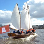 Segelkutter unter Segeln auf der Aussenalster