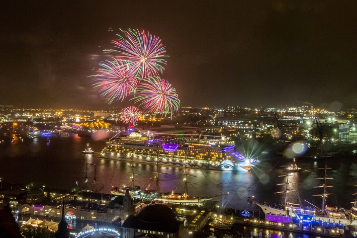 AIDAbella beim Hamburger Hafengeburtstag 2015