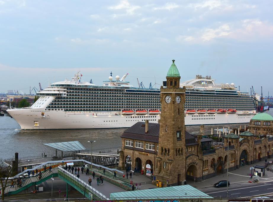 Die Regal Princess vor den St. Pauli Landungsbrücken