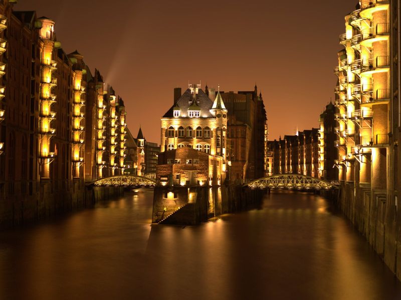 Speicherstadt“ – eine der 50 großformatigen Aufnahmen der Ausstellung „Brückenschlag“ von Künstler Winfried Alberti