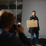 Jeder hat das Recht auf Menschenrecht" sagt auch Ilkay Gündogan und hält beim Foto-Shooting Artikel 7 der Menschenrechte hoch