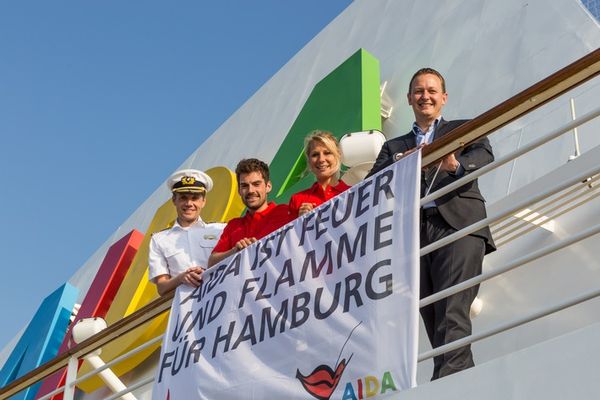 AIDA Schiffe werben weltweit für Olympia 2014 in Hamburg - AIDA Präsident Felix Eichhorn (r.) übergab erste Flagge an David Adrian (l.,) Kapitän von AIDAblu